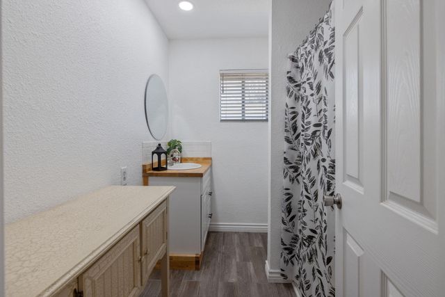 1112 W San Joaquin Avenue, Tulare, CA 93274