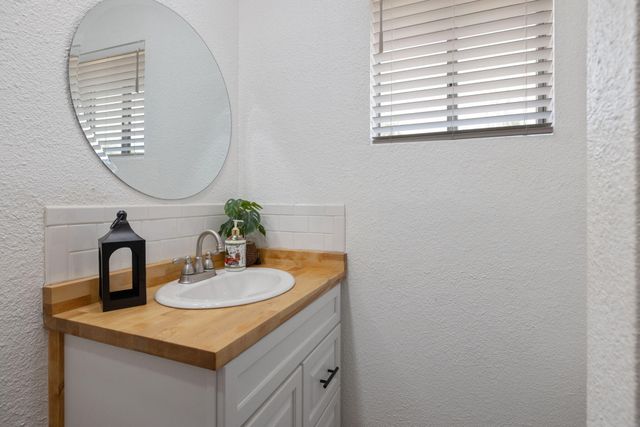 1112 W San Joaquin Avenue, Tulare, CA 93274