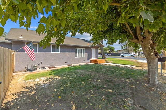 1112 W San Joaquin Avenue, Tulare, CA 93274