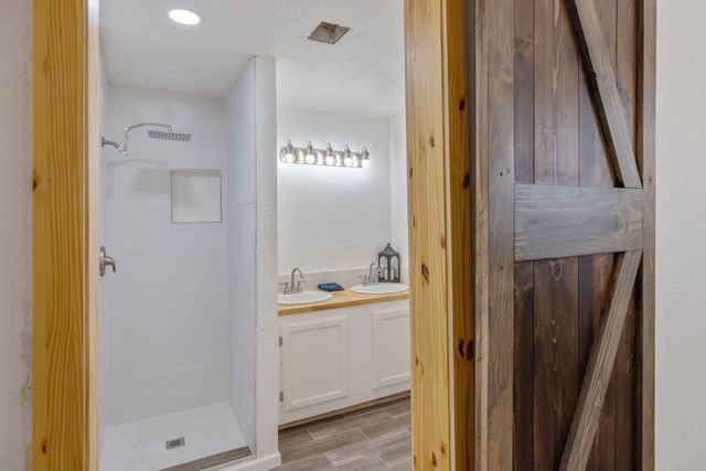 1112 W San Joaquin Avenue, Tulare, CA 93274