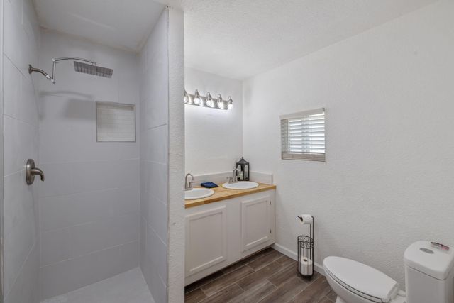 1112 W San Joaquin Avenue, Tulare, CA 93274