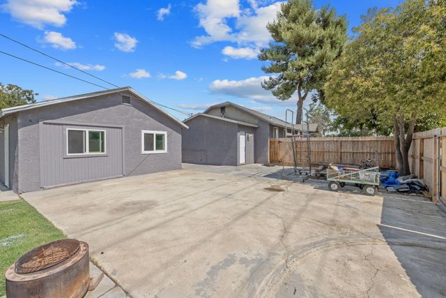 1112 W San Joaquin Avenue, Tulare, CA 93274