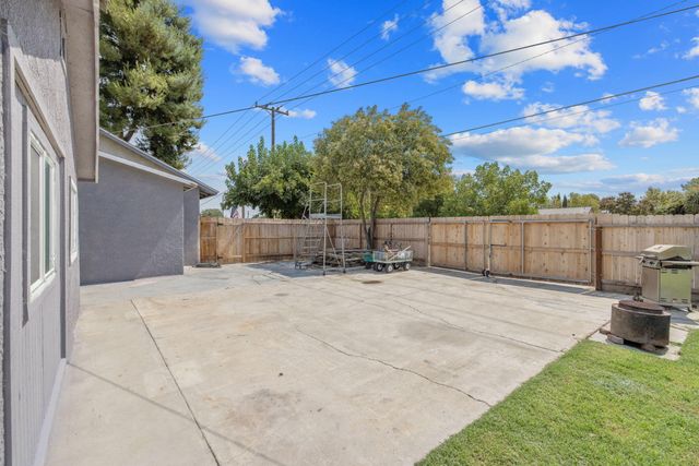 1112 W San Joaquin Avenue, Tulare, CA 93274