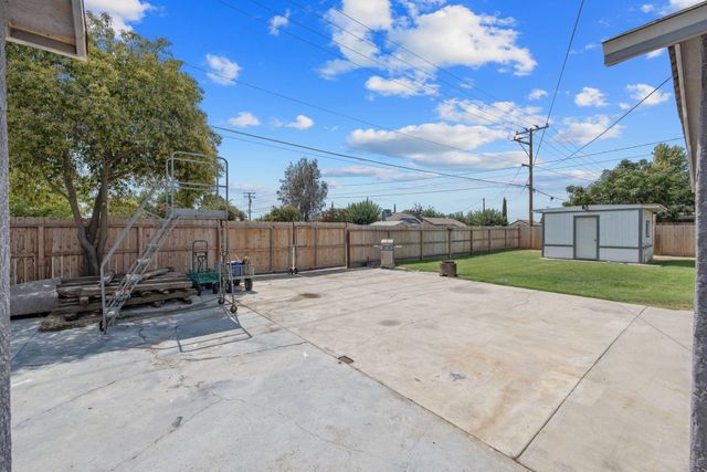 1112 W San Joaquin Avenue, Tulare, CA 93274