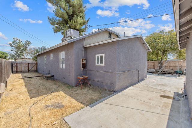 1112 W San Joaquin Avenue, Tulare, CA 93274