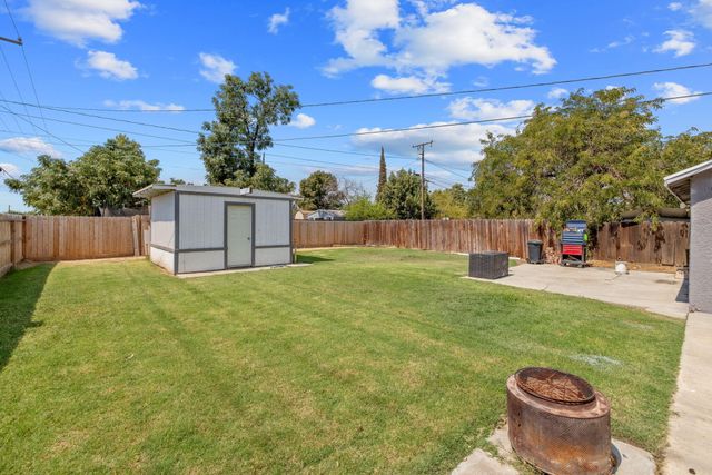 1112 W San Joaquin Avenue, Tulare, CA 93274