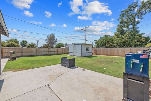 1112 W San Joaquin Avenue, Tulare, CA 93274