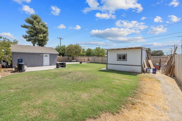 1112 W San Joaquin Avenue, Tulare, CA 93274