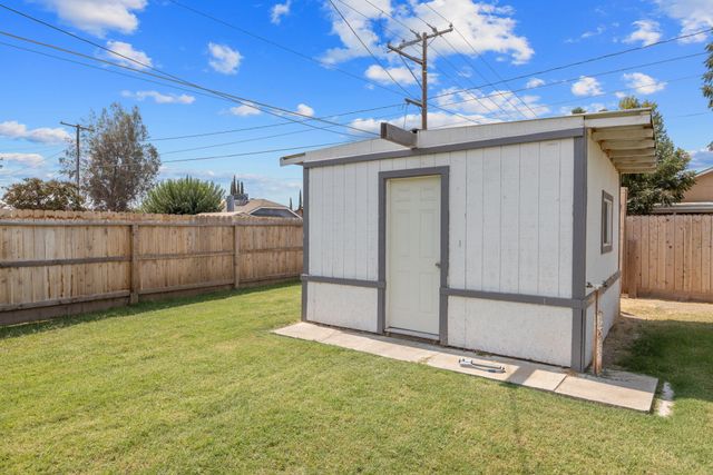 1112 W San Joaquin Avenue, Tulare, CA 93274