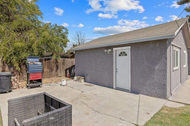 1112 W San Joaquin Avenue, Tulare, CA 93274