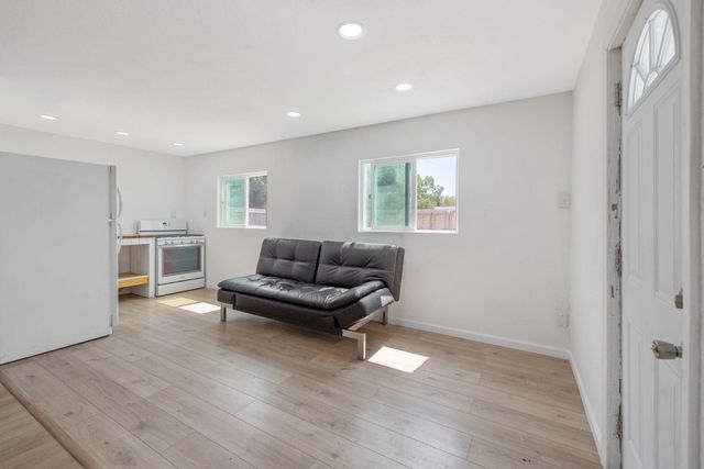 1112 W San Joaquin Avenue, Tulare, CA 93274