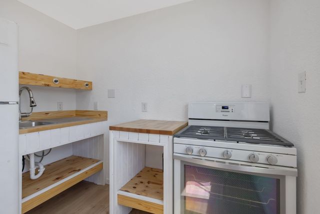 1112 W San Joaquin Avenue, Tulare, CA 93274