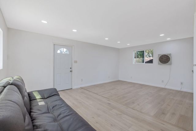 1112 W San Joaquin Avenue, Tulare, CA 93274