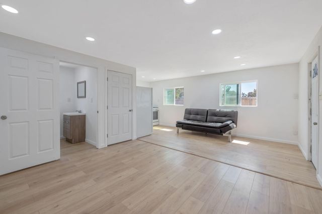 1112 W San Joaquin Avenue, Tulare, CA 93274