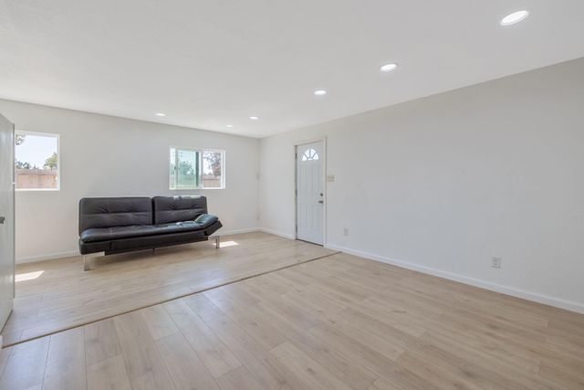 1112 W San Joaquin Avenue, Tulare, CA 93274