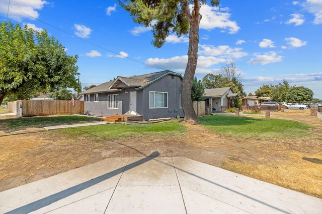 1112 W San Joaquin Avenue, Tulare, CA 93274