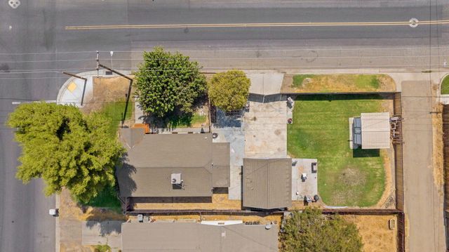 1112 W San Joaquin Avenue, Tulare, CA 93274