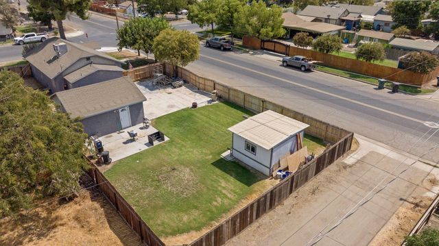 1112 W San Joaquin Avenue, Tulare, CA 93274