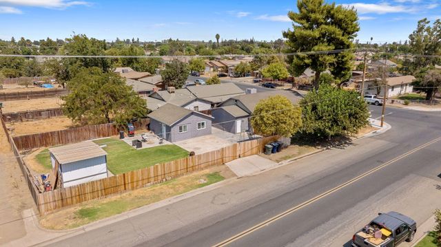 1112 W San Joaquin Avenue, Tulare, CA 93274