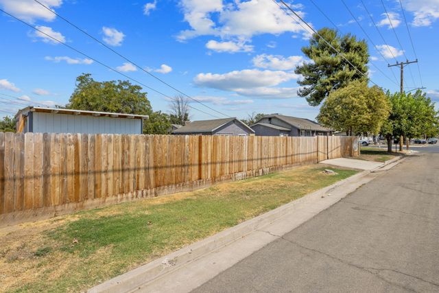 1112 W San Joaquin Avenue, Tulare, CA 93274