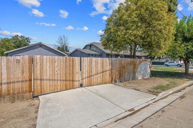 1112 W San Joaquin Avenue, Tulare, CA 93274