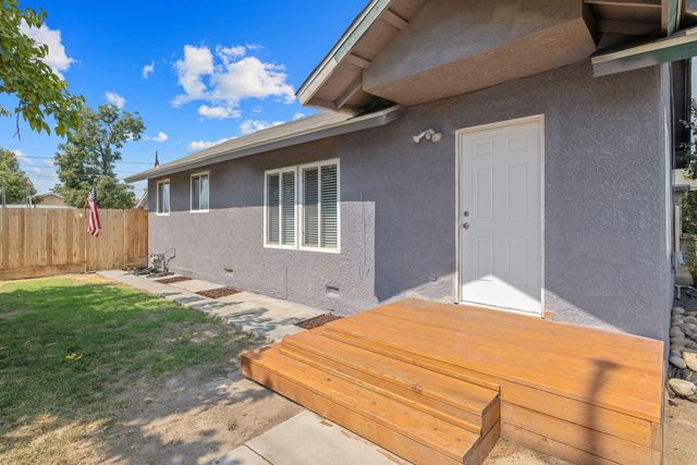 1112 W San Joaquin Avenue, Tulare, CA 93274