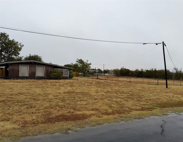 303 S Crook Street, Cresson, TX 76035
