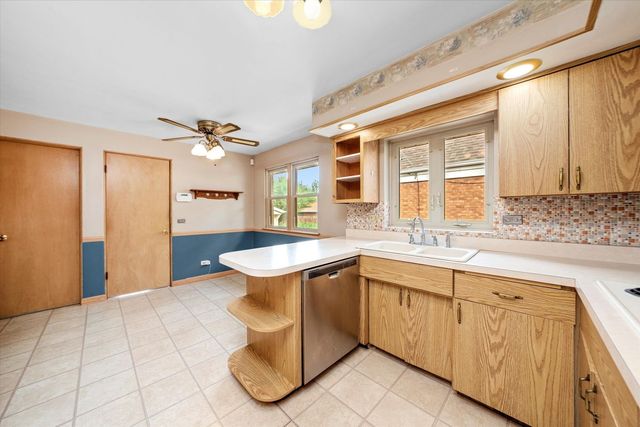 9428 S Lawndale Avenue, Evergreen Park, IL 60805