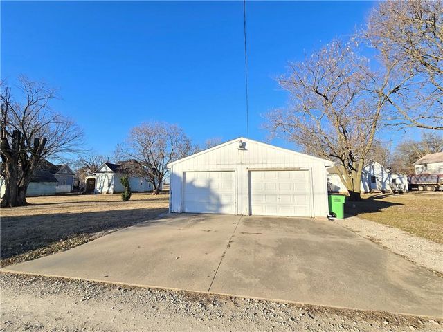 329 W 1st Street, Cherryvale, KS 67335