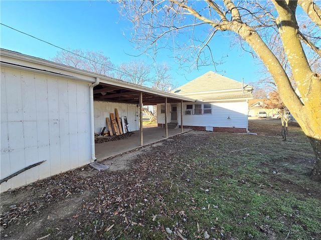 329 W 1st Street, Cherryvale, KS 67335