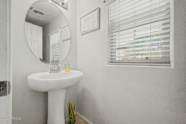 7352 W WINDSOR Avenue, Phoenix, AZ 85035