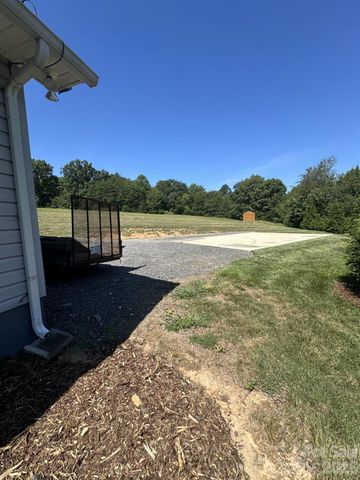 724 Johnson Farm Road, Hiddenite, NC 28636