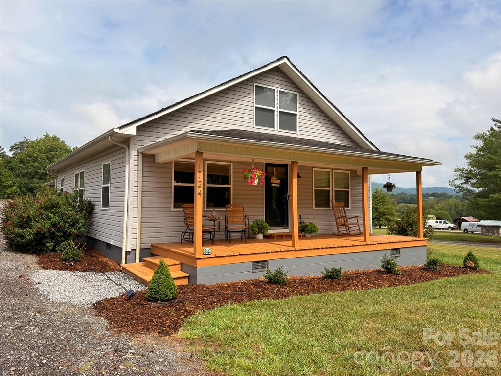 724 Johnson Farm Road, Hiddenite, NC 28636