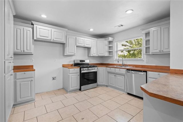 1409 N Arkansas Street, Rogers, AR 72756