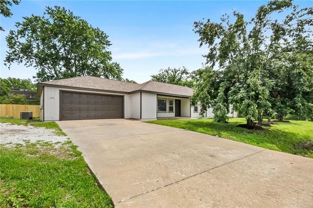 1409 N Arkansas Street, Rogers, AR 72756