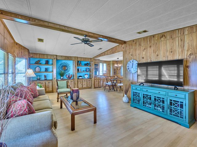 7626 SE Independence Avenue, Hobe Sound, FL 33455