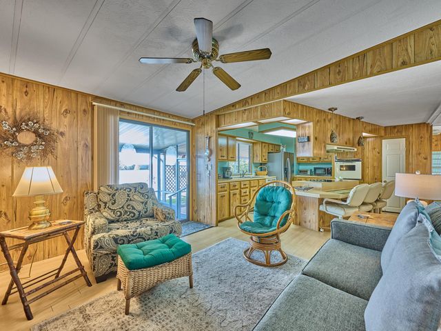 7626 SE Independence Avenue, Hobe Sound, FL 33455