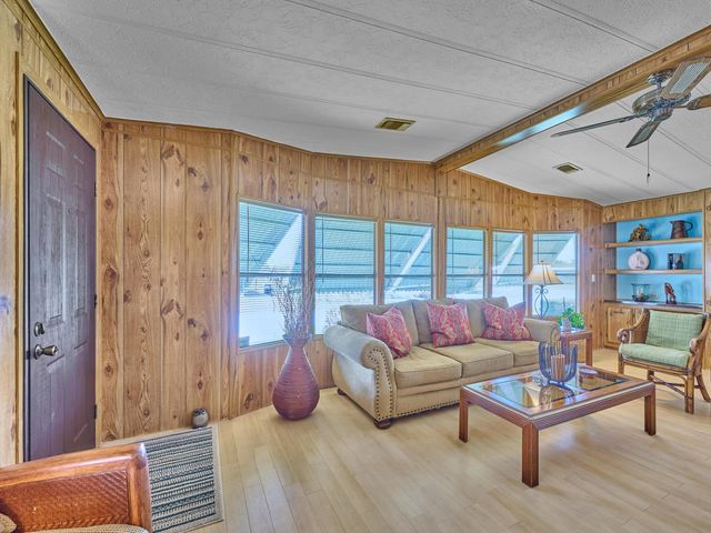 7626 SE Independence Avenue, Hobe Sound, FL 33455