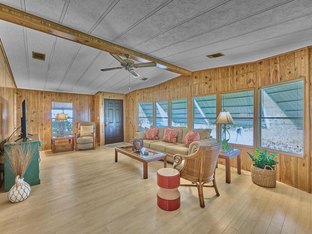 7626 SE Independence Avenue, Hobe Sound, FL 33455