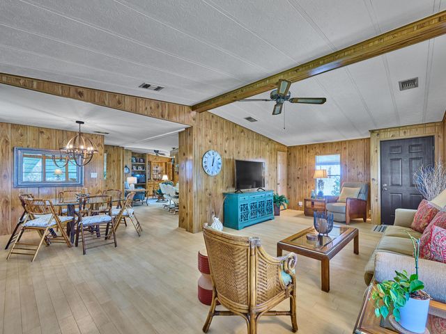 7626 SE Independence Avenue, Hobe Sound, FL 33455