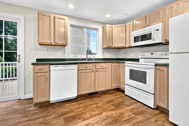 85 Steeple Chase Cir 3, Attleboro, MA 02703