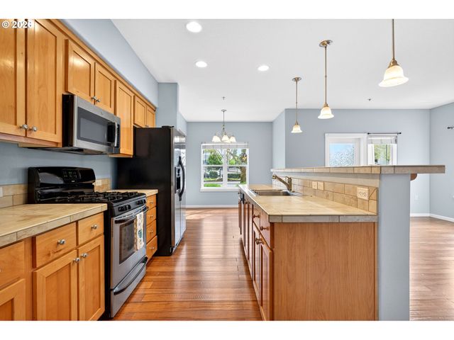 102 Ne CANVASBACK Way, Hillsboro, OR 97006