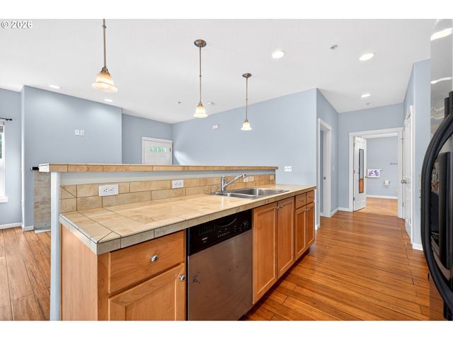 102 Ne CANVASBACK Way, Hillsboro, OR 97006