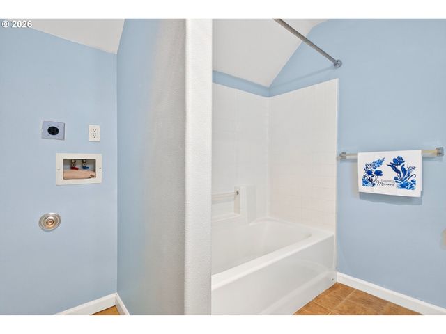 102 Ne CANVASBACK Way, Hillsboro, OR 97006