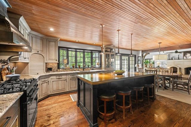 3 Old Hunt Road, Northfield, IL 60093
