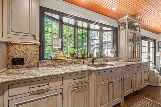 3 Old Hunt Road, Northfield, IL 60093