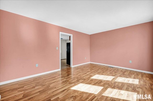 1818 VICTORIA Drive, Pekin, IL 61554