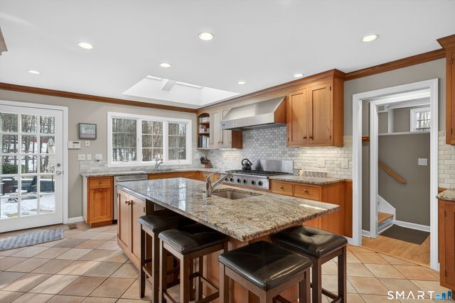 19 Robin Road, Woodbridge, CT 06525