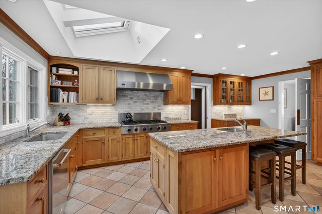 19 Robin Road, Woodbridge, CT 06525