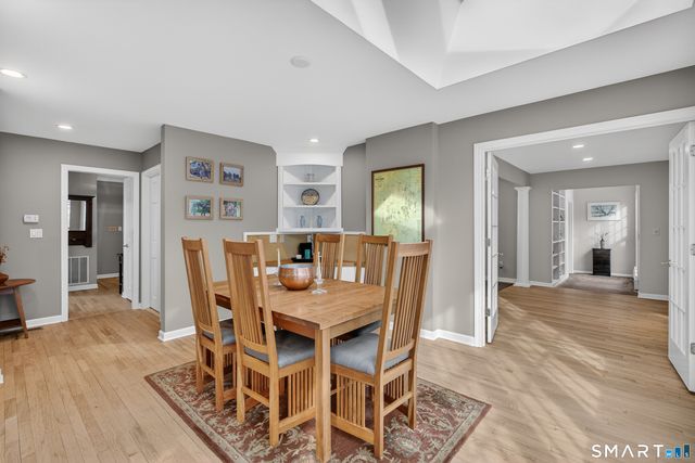 19 Robin Road, Woodbridge, CT 06525